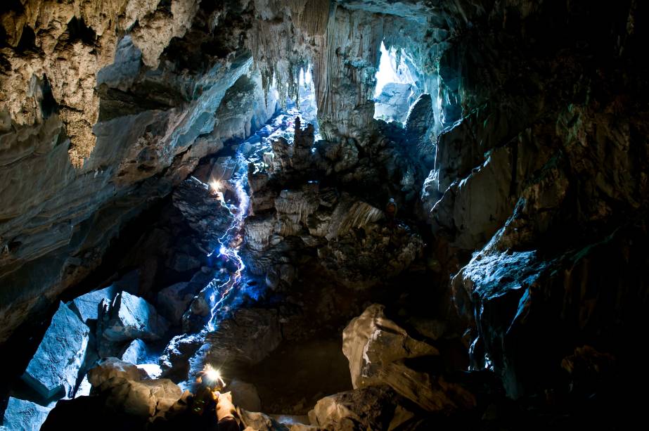 Caverna Morro Preto, iluminada por uma luz azul