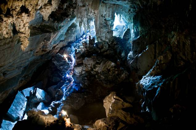 Caverna Morro Preto, iluminada por uma luz azul Caverna Morro Preto, iluminada por uma luz azul