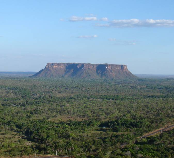 <a href="https://viajeaqui.abril.com.br/estabelecimentos/br-ma-carolina-atracao-chapada-das-mesas" rel="Chapada das Mesas" target="_blank"><strong>Chapada das Mesas</strong></a>    Morro do Chapéu se destaca na paisagem da Chapada das Mesas, Maranhão na fronteira com Tocantins