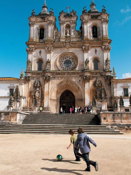 Paix&atilde;o medieval: o <strong>Mosteiro de Santa Maria</strong>, em Alcoba&ccedil;a, onde o amor de In&ecirc;s de Castro e do ent&atilde;o pr&iacute;ncipe Pedro virou eterno
