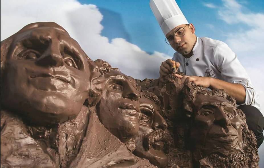 No total, s&atilde;o 20 toneladas de chocolate esculpidos em diversos formatos