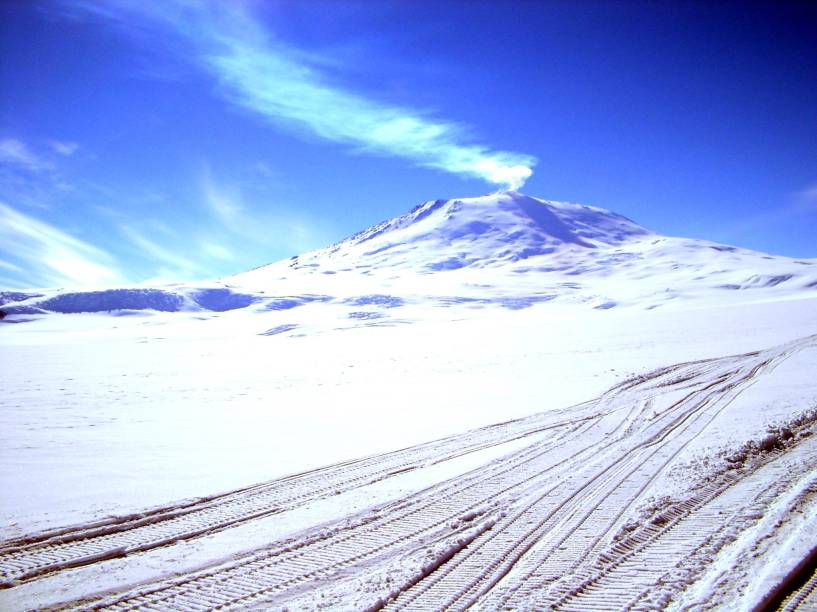 <a href="https://viajeaqui.abril.com.br/continentes/antartica" target="_blank" rel="noopener"><strong>Erebus, Antártica </strong></a> Foi nomeado em homenagem a um dos navios do seu descobridor James Clark Ross. O outro, chamado Terror, nomeou o vulcão inativo que fica ao lado do Erebus. Os dois são homenagens aos deuses primordiais gregos irmãos, filhos de Caos. Erebus também significa “escuridão” e é o nome de uma região do submundo na mitologia grega, onde os mortos passam imediatamente depois de falecer, um lugar de escuridão entre a Terra e Hades. Nada mais apropriado para um continente que fica na escuridão durante 6 meses e não tem quase nenhum habitante.