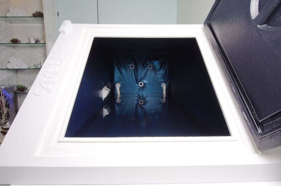 O tanque de flutuação tem entradas de ar e botões para controle de luz e temperatura O tanque de flutuação tem entradas de ar e botões para controle de luz e temperatura