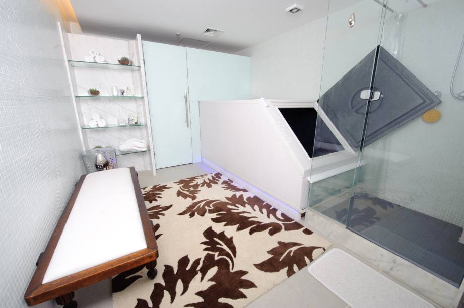 Há uma ducha com acesso direto à entrada do tanque, é obrigatório tomar banho antes e depois da flutuação Há uma ducha com acesso direto à entrada do tanque, é obrigatório tomar banho antes e depois da flutuação