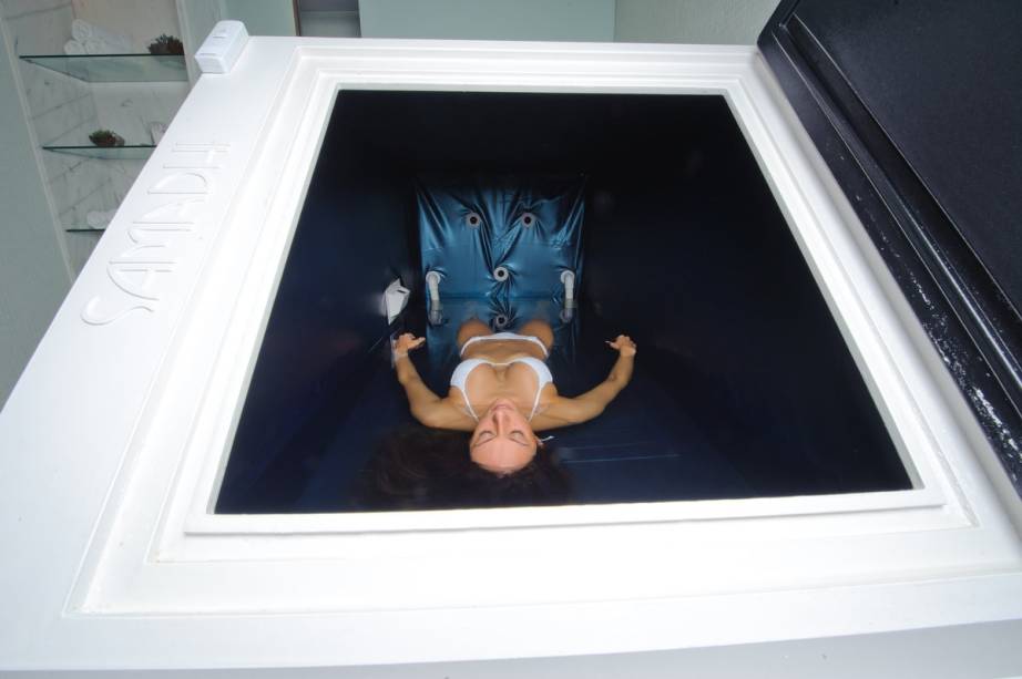 A experiência de flutuação é também de autoconhecimento, é preciso se fechar no tanque e se isolar do mundo A experiência de flutuação é também de autoconhecimento, é preciso se fechar no tanque e se isolar do mundo