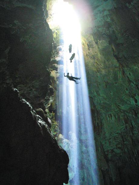 O programa completo no <a href="https://abismoanhumas.com.br/" target="_blank" rel="noopener"><strong>Abismo Anhumas</strong></a>, em Bonito (MS), combina rapel com mergulho O programa completo no <a href="https://abismoanhumas.com.br/" target="_blank" rel="noopener"><strong>Abismo Anhumas</strong></a>, em Bonito (MS), combina rapel com mergulho