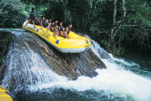 Bonito não vive só de águas cristalinas. O passeio de bote no <strong>Rio Formoso</strong> desce três cachoeiras e duas corredeiras por cerca de 1h30, com parada para banho Bonito não vive só de águas cristalinas. O passeio de bote no <strong>Rio Formoso</strong> desce três cachoeiras e duas corredeiras por cerca de 1h30, com parada para banho