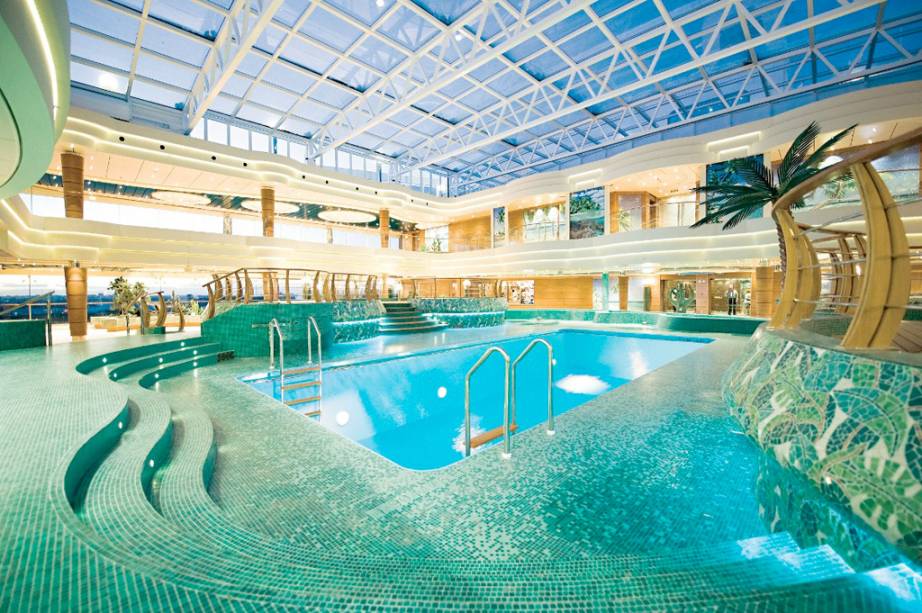 Piscina com teto retrátil pode ser aproveitada mesmo em dias de chuva Piscina com teto retrátil pode ser aproveitada mesmo em dias de chuva