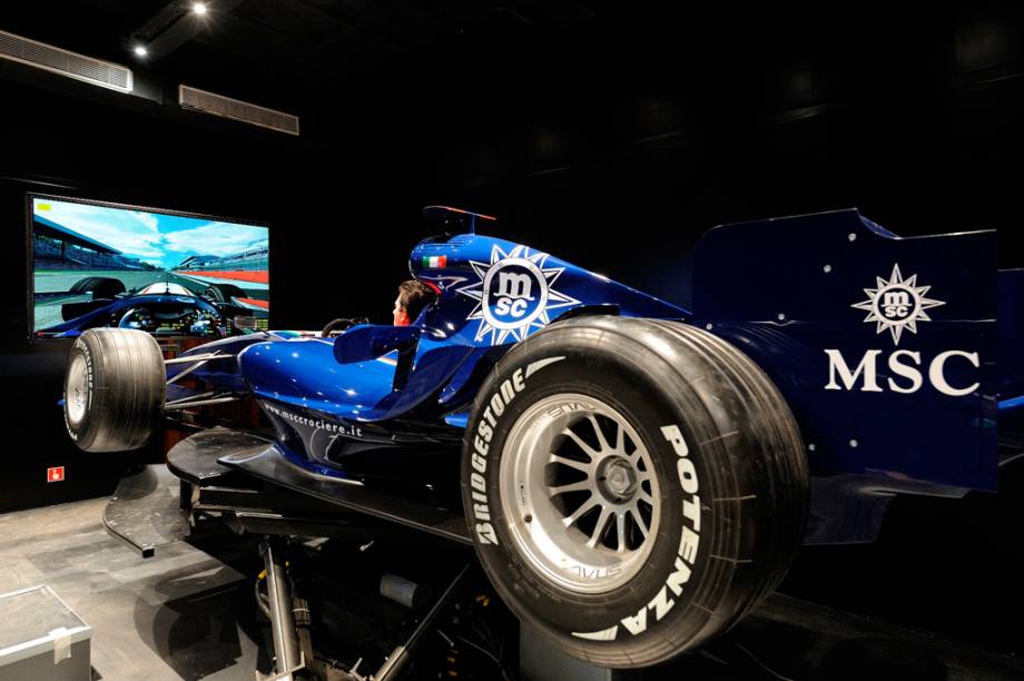 No simulador de corrida os hóspedes podem sentir a emoção da Fórmula 1 No simulador de corrida os hóspedes podem sentir a emoção da Fórmula 1