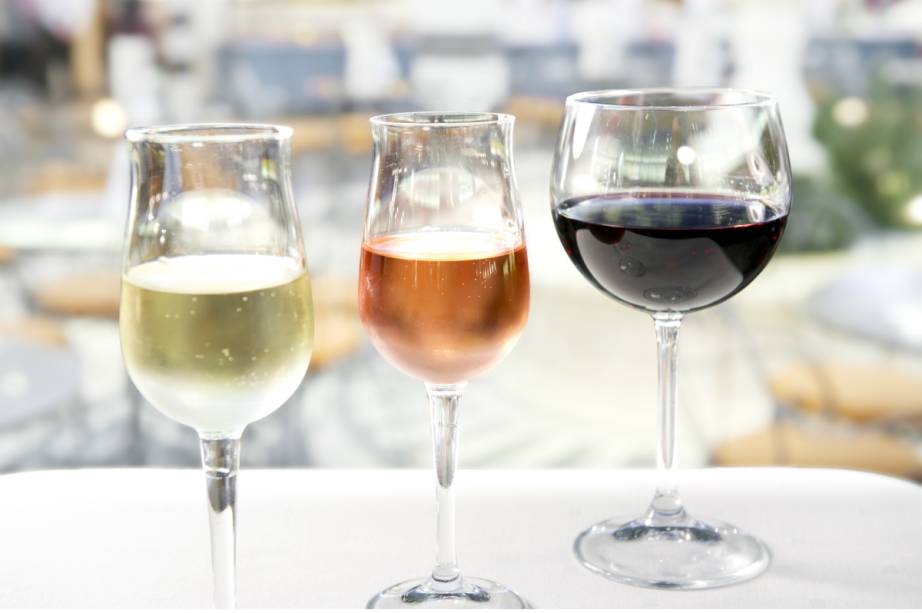 Um pacote de bebidas nas refeições a bordo, duas opções de vinho - tinto e branco - por dia, e uma garrafa de espumante na Noite de Gala completam o cardápio