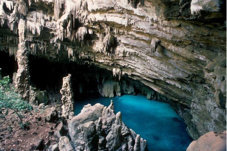 Alternativa a Bonito (MS), o destino é muito procurado para mergulho e flutuação. Os rios cristalinos cheios de peixes, as grutas e cachoeiras encantam quem visita a cidade. <em><a href="https://www.booking.com/searchresults.pt-br.html?aid=332455&lang=pt-br&sid=eedbe6de09e709d664615ac6f1b39a5d&sb=1&src=searchresults&src_elem=sb&error_url=https%3A%2F%2Fwww.booking.com%2Fsearchresults.pt-br.html%3Faid%3D332455%3Bsid%3Deedbe6de09e709d664615ac6f1b39a5d%3Bclass_interval%3D1%3Bdest_id%3D648%3Bdest_type%3Dregion%3Bdtdisc%3D0%3Bfrom_sf%3D1%3Bgroup_adults%3D2%3Bgroup_children%3D0%3Binac%3D0%3Bindex_postcard%3D0%3Blabel_click%3Dundef%3Bmap%3D1%3Bno_rooms%3D1%3Boffset%3D0%3Bpostcard%3D0%3Braw_dest_type%3Dregion%3Broom1%3DA%252CA%3Bsb_price_type%3Dtotal%3Bsearch_selected%3D1%3Bsrc%3Dindex%3Bsrc_elem%3Dsb%3Bss%3DMato%2520Grosso%2520do%2520Sul%252C%2520%25E2%2580%258BBrasil%3Bss_all%3D0%3Bss_raw%3DMAto%2520Grosso%2520do%2520Sul%3Bssb%3Dempty%3Bsshis%3D0%26%3B&ss=Mato+Grosso&ssne=Mato+Grosso+do+Sul&ssne_untouched=Mato+Grosso+do+Sul&region=648&checkin_monthday=&checkin_month=&checkin_year=&checkout_monthday=&checkout_month=&checkout_year=&no_rooms=1&group_adults=2&group_children=0&highlighted_hotels=&from_sf=1" target="_blank" rel="noopener">Busque hospedagens no Mato Grosso</a></em>