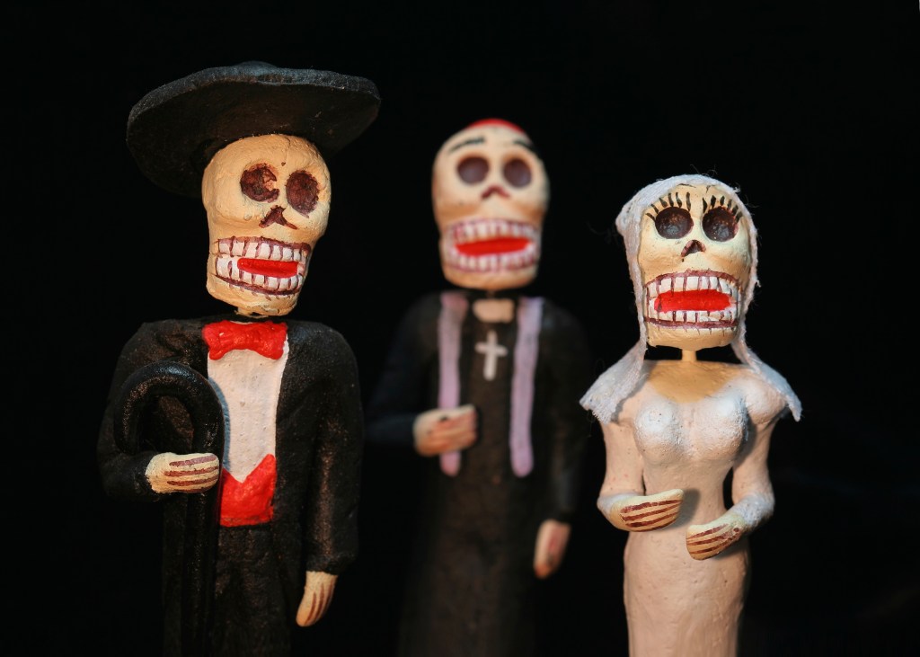 As caveirinhas representam personagens cl&aacute;ssicos no Dia dos Mortos mexicano: as crian&ccedil;as adoram os doces coloridos feitos em formato de cr&acirc;neo e vendidos nas padarias das cidades
