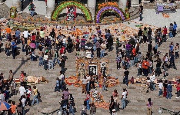 Os preparativos para o Dia dos Mortos na Cidade do M&eacute;xico: a capital ganha cores e alegria