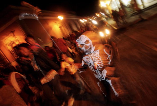 Em muitos momentos a celebra&ccedil;&atilde;o ganha ares de carnaval: h&aacute; desfiles com fantasias e adere&ccedil;os tem&aacute;ticos pelas ruas das cidades, tudo embalado por m&uacute;sica e divers&atilde;o
