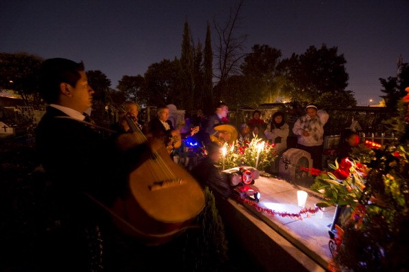 Mariachis prestam homenagens no Cemit&eacute;rio San Jos&eacute;, na Cidade do M&eacute;xico: para os mexicanos a verdadeira morte &eacute; o esquecimento, por isso eles fazem quest&atilde;o de celebrar e recordar com alegria seus mortos
