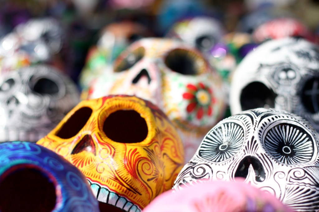 Enfeites e adornos especialmente elaborados para o Dia dos Mortos, no M&eacute;xico