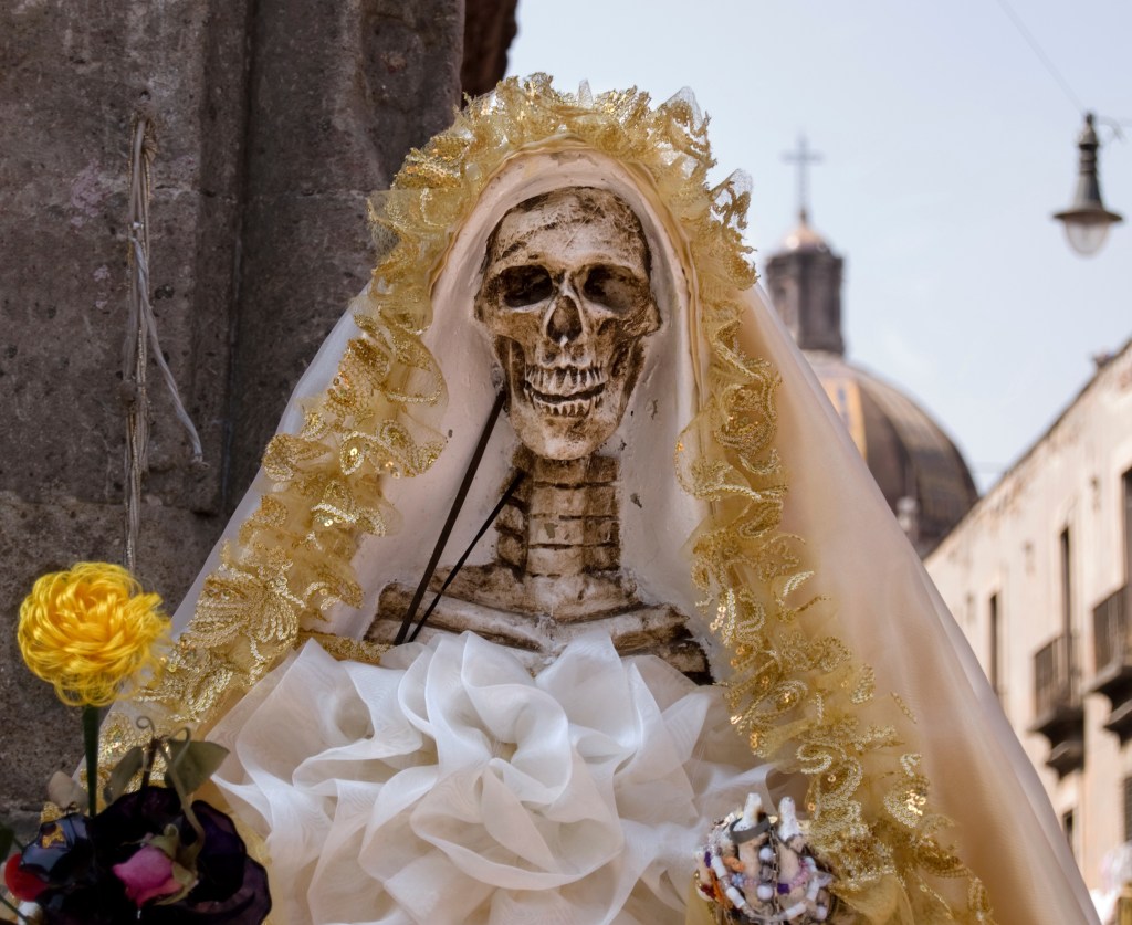 Noiva caveira desfila no Dia dos Mortos, no M&eacute;xico: povo mexicano faz quest&atilde;o de recordar com alegria seus entes j&aacute; falecidos
