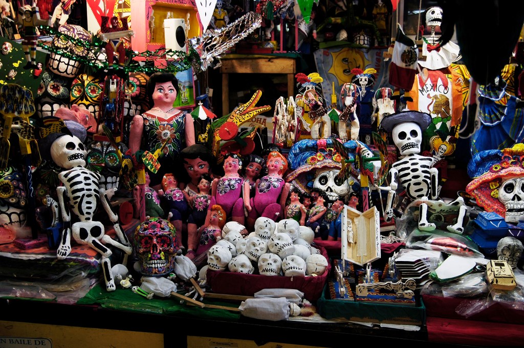 Enfeites e adornos coloridos s&atilde;o especialmente preparados para celebrar o Dia dos Mortos, no M&eacute;xico