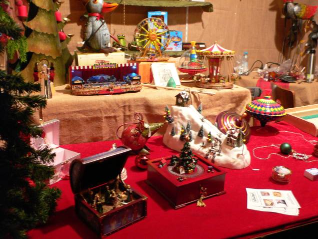 <strong>6. <a href="https://viajeaqui.abril.com.br/cidades/alemanha-munique" rel="Munique">Munique</a></strong>Em Munique estão à venda variados tipos de presentes de Natal típicos da Bavária, principalmente trabalhos com madeira, como as famosas caixinhas de música. Elas começaram a ser produzidas no início do século 18. Eram movidas a mão e o som deixava a desejar. Hoje, ainda são feitas de madeira, mas se sofisticaram – esteticamente e tecnologicamente. O repertório de músicas é extenso<a href="https://www.booking.com/city/de/munich.pt-br.html?aid=332455&label=viagemabril-natalalemanha" rel="Veja hotéis em Munique no booking.com" target="_blank"><em>Veja hotéis em Munique no Booking.com</em></a> <strong>6. <a href="https://viajeaqui.abril.com.br/cidades/alemanha-munique" rel="Munique">Munique</a></strong>Em Munique estão à venda variados tipos de presentes de Natal típicos da Bavária, principalmente trabalhos com madeira, como as famosas caixinhas de música. Elas começaram a ser produzidas no início do século 18. Eram movidas a mão e o som deixava a desejar. Hoje, ainda são feitas de madeira, mas se sofisticaram – esteticamente e tecnologicamente. O repertório de músicas é extenso<a href="https://www.booking.com/city/de/munich.pt-br.html?aid=332455&label=viagemabril-natalalemanha" rel="Veja hotéis em Munique no booking.com" target="_blank"><em>Veja hotéis em Munique no Booking.com</em></a>