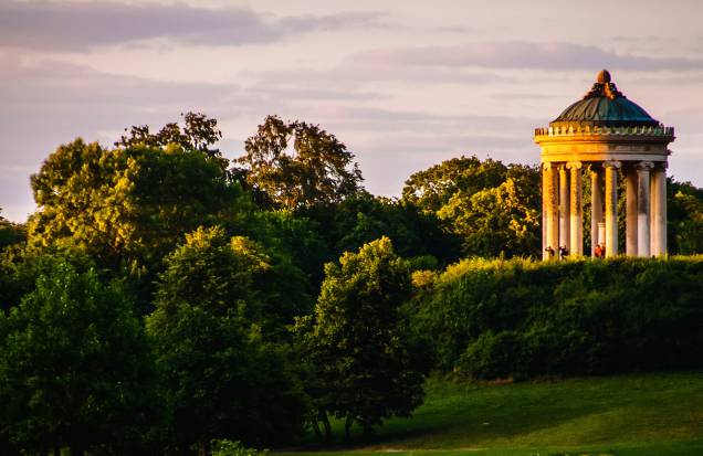 Englischer Garten, ou Jardim Inglês, é um dos parques da cidade Englischer Garten, ou Jardim Inglês, é um dos parques da cidade