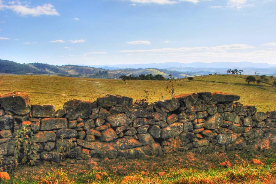 O vilarejo dispõe de pousadas e fazendas pitorescas para quem quiser hospedar-se em um lugar mais calmo que a frenética Ouro Preto. O artesanato em azulejo, na palha, na taquara e em couro de boi, além dos crochês e bordados, são o principal chamariz da localidade. Não deixe de experimentar a goiabada cascão e o doce de leite em compota da região.