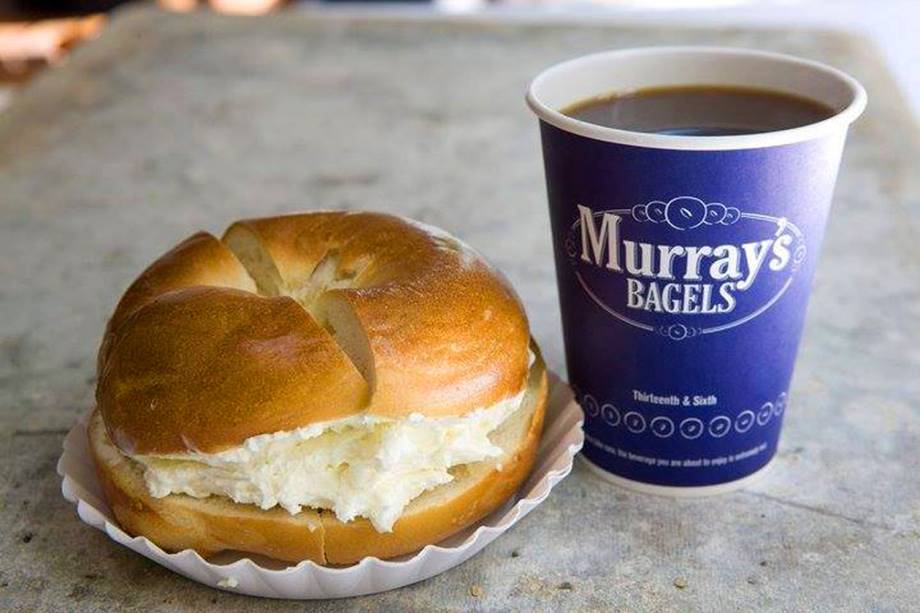 <strong><a href="https://www.murraysbagels.com/" rel="Murrays Bagels" target="_blank">Murrays Bagels</a></strong>            Os bagels da casa são tradicionais, sem grandes invenções - e talvez por isso estejam entre os favoritos dos nova-iorquinos. Pra acompanhar um bom café, escolha um multigrãos ou de cebola, com recheio de cream cheese. <em>500 Avenue of the Americas, 10011</em>