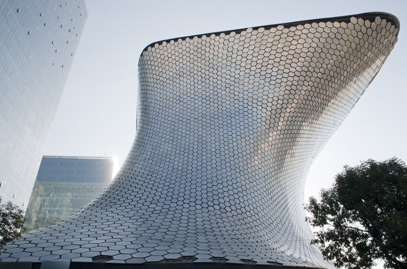 <strong>Museo Soumaya, Cidade do México</strong>            As linhas pouco ortodoxas do Museo Soumaya da <a href="https://viajeaqui.abril.com.br/cidades/mexico-cidade-do-mexico" rel="Cidade do México">Cidade do México</a> foram concebidas por Fernando Romero (com a colaboração de Frank Gehry) para receber parte da coleção de arte da Fundação Carlos Slim. Em sua fachada foram aplicados mais de 15 mil "azulejos" de alumínio