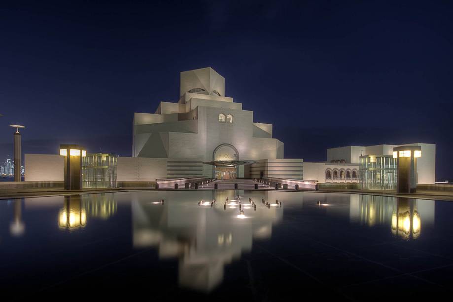 <strong>Museu de Arte Islâmica, Doha, Qatar</strong>Muita gente torceu o nariz quando Ieoh Ming Pei resolveu plantar uma pirâmide de vidro bem no coração do <a href="https://viajeaqui.abril.com.br/estabelecimentos/franca-paris-atracao-museu-do-louvre" rel="Museu do Louvre">Museu do Louvre</a>. Hoje não dá para imagina-lo sem ela. Bem menos polêmico foi a escolha do arquiteto sino-americano na concepção do elegante Museu de Arte Islâmica de Doha, capital do <a href="https://viajeaqui.abril.com.br/paises/qatar" rel="Qatar">Qatar</a> <strong>Museu de Arte Islâmica, Doha, Qatar</strong>Muita gente torceu o nariz quando Ieoh Ming Pei resolveu plantar uma pirâmide de vidro bem no coração do <a href="https://viajeaqui.abril.com.br/estabelecimentos/franca-paris-atracao-museu-do-louvre" rel="Museu do Louvre">Museu do Louvre</a>. Hoje não dá para imagina-lo sem ela. Bem menos polêmico foi a escolha do arquiteto sino-americano na concepção do elegante Museu de Arte Islâmica de Doha, capital do <a href="https://viajeaqui.abril.com.br/paises/qatar" rel="Qatar">Qatar</a>