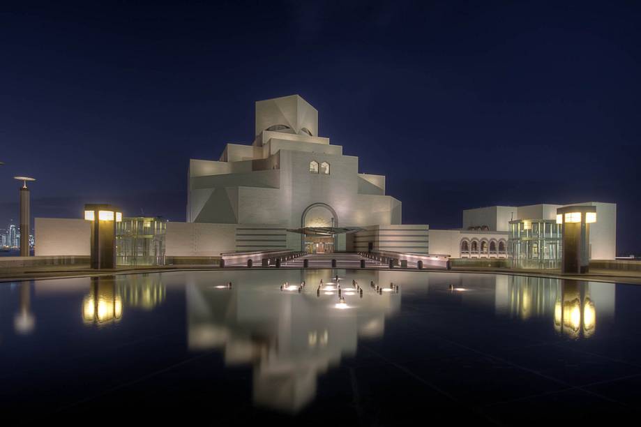 <strong>Museu de Arte Islâmica, Doha, Qatar</strong>Muita gente torceu o nariz quando Ieoh Ming Pei resolveu plantar uma pirâmide de vidro bem no coração do <a href="https://viajeaqui.abril.com.br/estabelecimentos/franca-paris-atracao-museu-do-louvre" rel="Museu do Louvre">Museu do Louvre</a>. Hoje não dá para imagina-lo sem ela. Bem menos polêmico foi a escolha do arquiteto sino-americano na concepção do elegante Museu de Arte Islâmica de Doha, capital do <a href="https://viajeaqui.abril.com.br/paises/qatar" rel="Qatar">Qatar</a>