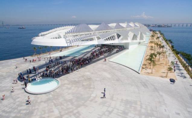 <strong><a href="https://viajeaqui.abril.com.br/cidades/br-rj-rio-de-janeiro" rel="RIO" target="_blank">RIO</a> ECONÔMICO</strong> Os dois feriadões de novembro – Finados, dia 2, quarta-feira, e Proclamação da República, dia 15, terça-feira – são uma pausa bem-vinda antes da correria de fm de ano. Com todo o furor da Olimpíada e da Paralimpíada pra trás, o Rio volta à sua normalidade, e continua lindo. Estas quatro noites, perfeitas para o feriado de Finados, são no duas-estrelas <a href="https://rederiohoteis.com/hotel-rio-de-janeiro-pompeu/" rel="Pompeu" target="_blank">Pompeu</a>, que tem bom custo/benefício. O hotel fca em um prédio modernista de 1939 no Centro, a 800 metros de duas novidades cariocas: o Museu do Amanhã (foto) e o Museu de Arte do Rio (MAR). <strong>QUANDO:</strong> Em 29 de outubro <strong>QUEM LEVA:</strong> <a href="https://www.submarinoviagens.com.br/index.aspx" rel="Submarino" target="_blank">Submarino</a> <strong>QUANTO:</strong> R$ 478 <strong><a href="https://viajeaqui.abril.com.br/cidades/br-rj-rio-de-janeiro" rel="RIO" target="_blank">RIO</a> ECONÔMICO</strong> Os dois feriadões de novembro – Finados, dia 2, quarta-feira, e Proclamação da República, dia 15, terça-feira – são uma pausa bem-vinda antes da correria de fm de ano. Com todo o furor da Olimpíada e da Paralimpíada pra trás, o Rio volta à sua normalidade, e continua lindo. Estas quatro noites, perfeitas para o feriado de Finados, são no duas-estrelas <a href="https://rederiohoteis.com/hotel-rio-de-janeiro-pompeu/" rel="Pompeu" target="_blank">Pompeu</a>, que tem bom custo/benefício. O hotel fca em um prédio modernista de 1939 no Centro, a 800 metros de duas novidades cariocas: o Museu do Amanhã (foto) e o Museu de Arte do Rio (MAR). <strong>QUANDO:</strong> Em 29 de outubro <strong>QUEM LEVA:</strong> <a href="https://www.submarinoviagens.com.br/index.aspx" rel="Submarino" target="_blank">Submarino</a> <strong>QUANTO:</strong> R$ 478