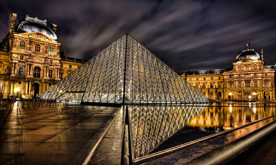 A tradicional pirâmide do <a href="https://viajeaqui.abril.com.br/estabelecimentos/franca-paris-atracao-museu-do-louvre" rel="Museu do Louvre" target="_self">Museu do Louvre</a>, em uma fria noite de inverno. O museu, um dos maiores do planeta, guarda um acervo rico e impressionante – e fica bem mais vazio durante o inverno A tradicional pirâmide do <a href="https://viajeaqui.abril.com.br/estabelecimentos/franca-paris-atracao-museu-do-louvre" rel="Museu do Louvre" target="_self">Museu do Louvre</a>, em uma fria noite de inverno. O museu, um dos maiores do planeta, guarda um acervo rico e impressionante – e fica bem mais vazio durante o inverno