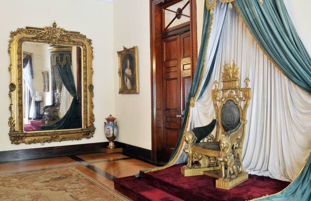 <strong>10. <a href="https://viajeaqui.abril.com.br/estabelecimentos/br-rj-petropolis-atracao-museu-imperial" rel="Museu Imperial de Petrópolis (RJ)" target="_blank">Museu Imperial de Petrópolis (RJ)</a></strong>Instalado no antigo Palácio de Verão de Dom Pedro II, o museu tem móveis, objetos e pinturas da monarquia brasileira. Destaque para a coleção de joias, com coroas e colares usados pela realeza e para a biblioteca, com cerca de 50 mil volumes sobre arte e história do Brasil e de Petrópolis.<strong>Grátis: às quartas-feiras e no último domingo de cada mês</strong>Você economiza: R$ 10Endereço: Rua da Imperatriz, 220 - Centro, Petrópolis - RJ <strong>10. <a href="https://viajeaqui.abril.com.br/estabelecimentos/br-rj-petropolis-atracao-museu-imperial" rel="Museu Imperial de Petrópolis (RJ)" target="_blank">Museu Imperial de Petrópolis (RJ)</a></strong>Instalado no antigo Palácio de Verão de Dom Pedro II, o museu tem móveis, objetos e pinturas da monarquia brasileira. Destaque para a coleção de joias, com coroas e colares usados pela realeza e para a biblioteca, com cerca de 50 mil volumes sobre arte e história do Brasil e de Petrópolis.<strong>Grátis: às quartas-feiras e no último domingo de cada mês</strong>Você economiza: R$ 10Endereço: Rua da Imperatriz, 220 - Centro, Petrópolis - RJ