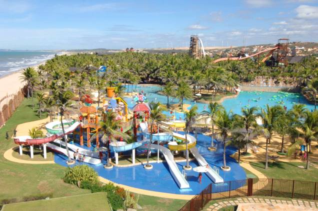 <a href="https://viajeaqui.abril.com.br/cidades/br-ce-fortaleza" rel="Fortaleza" target="_blank"><strong>Fortaleza</strong></a>, <a href="https://viajeaqui.abril.com.br/estados/br-ceara" rel="Ceará" target="_blank"><strong>Ceará</strong></a> Belas praias, água quentinha, gente acolhedora. Qualquer adulto já ficaria encantado com essa tríade, mas tudo isto também vale para a família. Parques como o <a href="https://viajeaqui.abril.com.br/cidades/br-ce-fortaleza" rel="Beach Park" target="_blank">Beach Park</a> (foto) e o <a href="https://viajeaqui.abril.com.br/estabelecimentos/br-ce-fortaleza-atracao-y-park" rel="Y-Park" target="_blank">Y-Park</a>, com suas tirolesas, pedalinhos e circuito de arvorismo, completam a atraente oferta <a href="https://viajeaqui.abril.com.br/cidades/br-ce-fortaleza" rel="Fortaleza" target="_blank"><strong>Fortaleza</strong></a>, <a href="https://viajeaqui.abril.com.br/estados/br-ceara" rel="Ceará" target="_blank"><strong>Ceará</strong></a> Belas praias, água quentinha, gente acolhedora. Qualquer adulto já ficaria encantado com essa tríade, mas tudo isto também vale para a família. Parques como o <a href="https://viajeaqui.abril.com.br/cidades/br-ce-fortaleza" rel="Beach Park" target="_blank">Beach Park</a> (foto) e o <a href="https://viajeaqui.abril.com.br/estabelecimentos/br-ce-fortaleza-atracao-y-park" rel="Y-Park" target="_blank">Y-Park</a>, com suas tirolesas, pedalinhos e circuito de arvorismo, completam a atraente oferta