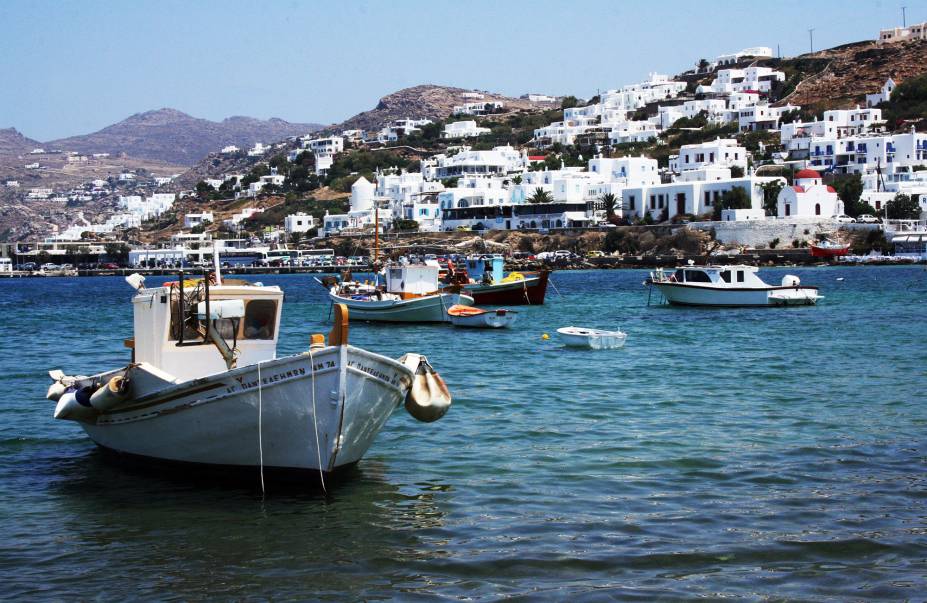 <strong><a href="https://viajeaqui.abril.com.br/cidades/grecia-mykonos" rel="Mykonos" target="_self">Mykonos</a>, <a href="https://viajeaqui.abril.com.br/paises/grecia" rel="Grécia" target="_self">Grécia</a></strong>                Vielas estreitas, com casinhas brancas e uma visão esplêndida do pôr do sol. Essa bela ilha, uma das mais famosas do país, encanta turistas do mudo inteiro com sua vida noturna agitada e bem conhecida pela diversidade – ou seja, totalmente gay friendly. Também prepare-se para encontrar muitos bares e restaurantes frequentados por muita gente descolada                <em><a href="https://www.booking.com/region/gr/mykonos.pt-br.html?sid=5b28d827ef00573fdd3b49a282e323ef;dcid=1?aid=332455&label=viagemabril-as-mais-belas-praias-do-mediterraneo" rel="Veja preços de hotéis em Mykonos no Booking.com" target="_blank">Veja preços de hotéis em Mykonos no Booking.com</a></em>