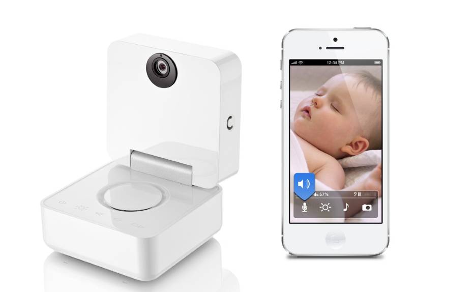 <strong>Monitore seu bebê pelo iPhone</strong><br /> <br /> O Smart Monitor Baby, da Withings, é um sistema de babá eletrônica com som e vídeo que permite acompanhar o seu bebê via iPhone, iPod Touch ou iPad. Basta baixar um aplicativo e se conectar à internet via Wi-Fi, rede de telefonia móvel (3G) ou Bluetooth (distâncias curtas). É possível dar um zoom de 4x para ver melhor a imagem e configurar o sistema para alertar quando houver barulho no ambiente em que o bebê está. Custa cerca de US$ 250. <strong>Monitore seu bebê pelo iPhone</strong><br /> <br /> O Smart Monitor Baby, da Withings, é um sistema de babá eletrônica com som e vídeo que permite acompanhar o seu bebê via iPhone, iPod Touch ou iPad. Basta baixar um aplicativo e se conectar à internet via Wi-Fi, rede de telefonia móvel (3G) ou Bluetooth (distâncias curtas). É possível dar um zoom de 4x para ver melhor a imagem e configurar o sistema para alertar quando houver barulho no ambiente em que o bebê está. Custa cerca de US$ 250.