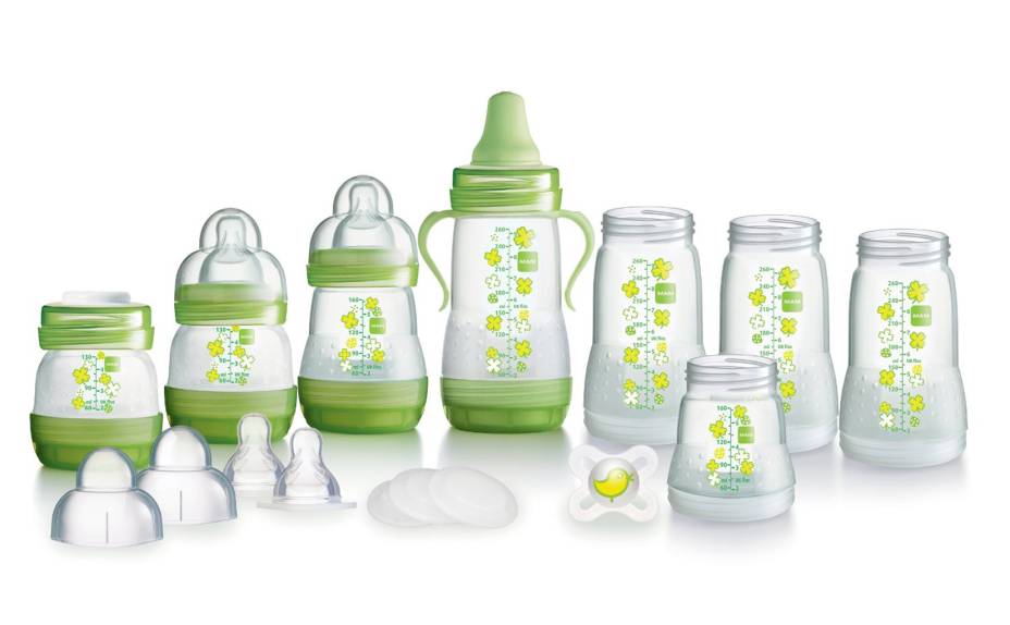 <strong>Mamadeira "anticólica" e "autoesterelizável"</strong><br /> <br /> A marca MAM tem mamadeiras "anticólicas", com um mecanismo que ajuda o bebê a não engolir muito ar durante a mamada. Há modelos da MAM que podem ser facilmente esterelizados no microondas (<em>self sterilisation</em>), sem necessidade de nenhum acessório adicional. O kit da foto, por exemplo, custa cerca de US$ 50 <strong>Mamadeira "anticólica" e "autoesterelizável"</strong><br /> <br /> A marca MAM tem mamadeiras "anticólicas", com um mecanismo que ajuda o bebê a não engolir muito ar durante a mamada. Há modelos da MAM que podem ser facilmente esterelizados no microondas (<em>self sterilisation</em>), sem necessidade de nenhum acessório adicional. O kit da foto, por exemplo, custa cerca de US$ 50