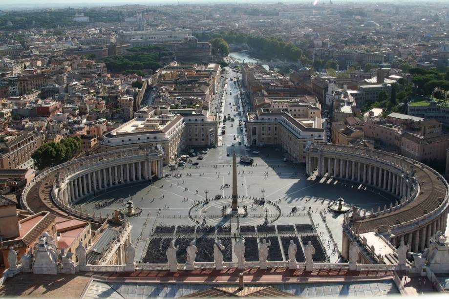 <strong>Basílica de Sao Pedro, Vaticano</strong><br />Jesus Cristo foi julgado, morto e sepultado sob jurisdição romana. Não deixa de ser irônico então que o principal centro de peregrinação dos católicos seja em Roma. Construída sobre o suposto túmulo do apóstolo Pedro, a <a href="https://viajeaqui.abril.com.br/estabelecimentos/italia-roma-atracao-basilica-di-san-pietro-basilica-de-sao-pedro" rel="Basílica de São Pedro " target="_blank">Basílica de São Pedro</a> é uma alegoria barroca, construída para a glória do Senhor – e de alguns papas, também. Michelangelo, Rafael e Bernini foram alguns dos gênios renascentistas que participaram da construção do magnificente templo, construído sobre a pedra fundamental escolhida por Cristo.<br /> 