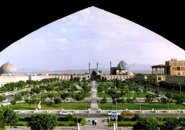 <strong>Praça Naghsh-e Jahan – Isfahan – <a href="https://viajeaqui.abril.com.br/paises/ira" target="_blank" rel="noopener">Irã</a></strong> Localizada no centro da cidade de Isfahan, é uma das maiores praças do mundo, com 89.600 metros quadrados. É rodeada por edifícios maravilhosos e importantes da era safávida (uma das mais importantes dinastias persas): a Mesquita Shah ao sul, o Palácio de Ali Qapu a oeste, e a belíssima e impressionante <a href="https://viajeaqui.abril.com.br/materias/mesquitas-mais-sagradas-e-belas-do-mundo#9" target="_blank" rel="noopener">Mesquita Sheikh Lotfollah</a> a leste, uma das mais belas do mundo. Entrando na Mesquita Sheikh Lotfollah e saindo pelo seu portão norte, chega-se ao Grand Bazar de Isfahan, outra atração imperdível da cidade <strong>Praça Naghsh-e Jahan – Isfahan – <a href="https://viajeaqui.abril.com.br/paises/ira" target="_blank" rel="noopener">Irã</a></strong> Localizada no centro da cidade de Isfahan, é uma das maiores praças do mundo, com 89.600 metros quadrados. É rodeada por edifícios maravilhosos e importantes da era safávida (uma das mais importantes dinastias persas): a Mesquita Shah ao sul, o Palácio de Ali Qapu a oeste, e a belíssima e impressionante <a href="https://viajeaqui.abril.com.br/materias/mesquitas-mais-sagradas-e-belas-do-mundo#9" target="_blank" rel="noopener">Mesquita Sheikh Lotfollah</a> a leste, uma das mais belas do mundo. Entrando na Mesquita Sheikh Lotfollah e saindo pelo seu portão norte, chega-se ao Grand Bazar de Isfahan, outra atração imperdível da cidade
