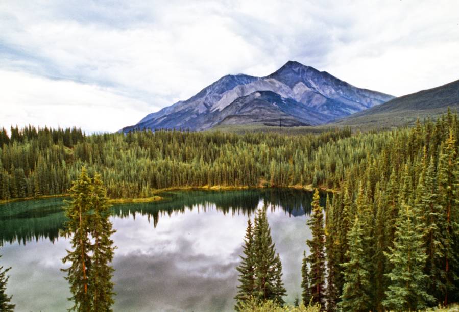 <strong><a href="https://www.pc.gc.ca/en/pn-np/nt/nahanni" target="_blank" rel="noopener">Parque Nacional Nahanni</a>, Canadá</strong> Outro belo parque canadense tombado como Patrimônio Mundial da Unesco. Suas grandes e belas quedas dágua estão entre os principais destaques da região, que também inclui cânions e grutas <em><a href="https://www.booking.com/searchresults.pt-br.html?aid=332455&sid=b6bf542626b1a2c7a9951e44506f270a&sb=1&src=searchresults&src_elem=sb&error_url=https%3A%2F%2Fwww.booking.com%2Fsearchresults.pt-br.html%3Faid%3D332455%3Bsid%3Db6bf542626b1a2c7a9951e44506f270a%3Btmpl%3Dsearchresults%3Bac_click_type%3Dg%3Bclass_interval%3D1%3Bdtdisc%3D0%3Bfrom_sf%3D1%3Bgroup_adults%3D2%3Bgroup_children%3D0%3Binac%3D0%3Bindex_postcard%3D0%3Blabel_click%3Dundef%3Bno_rooms%3D1%3Boffset%3D0%3Bplace_id%3DChIJybuQCDo94VMRoDoXiK4h0J4%3Bplace_id_lat%3D61.5006973%3Bplace_id_lon%3D-125.5004694%3Bpostcard%3D0%3Braw_dest_type%3Dlandmark%3Broom1%3DA%252CA%3Bsb_price_type%3Dtotal%3Bsearch_selected%3D1%3Bshw_aparth%3D1%3Bslp_r_match%3D0%3Bsrc%3Dsearchresults%3Bsrc_elem%3Dsb%3Bsrpvid%3D7ae58367b01a0426%3Bss%3DNahanni%2520National%2520Park%2520Reserve%2520of%2520Canada%252C%2520Fort%2520Smith%252C%2520Unorganized%252C%2520NT%252C%2520Canada%3Bss_all%3D0%3Bss_raw%3DNahanni%2520national%2520park%3Bssb%3Dempty%3Bsshis%3D0%3Bssne%3DLake%2520Louise%3Bssne_untouched%3DLake%2520Louise%3Btop_ufis%3D1%26%3B&ss=Canad%C3%A1&is_ski_area=&ssne=Nahanni+National+Park+Reserve+of+Canada%2C+Fort+Smith%2C+Unorganized%2C+NT%2C+Canada&ssne_untouched=Nahanni+National+Park+Reserve+of+Canada%2C+Fort+Smith%2C+Unorganized%2C+NT%2C+Canada&checkin_monthday=&checkin_month=&checkin_year=&checkout_monthday=&checkout_month=&checkout_year=&group_adults=2&group_children=0&no_rooms=1&from_sf=1&ss_raw=canada&ac_position=0&ac_langcode=xb&ac_click_type=b&dest_id=38&dest_type=country&place_id_lat=58.7878&place_id_lon=-100&search_pageview_id=7ae58367b01a0426&search_selected=true&search_pageview_id=7ae58367b01a0426&ac_suggestion_list_length=5&ac_suggestion_theme_list_length=0" target="_blank" rel="noopener">Veja preços de hotéis próximos ao Nahanni National Park no Booking.com</a></em>