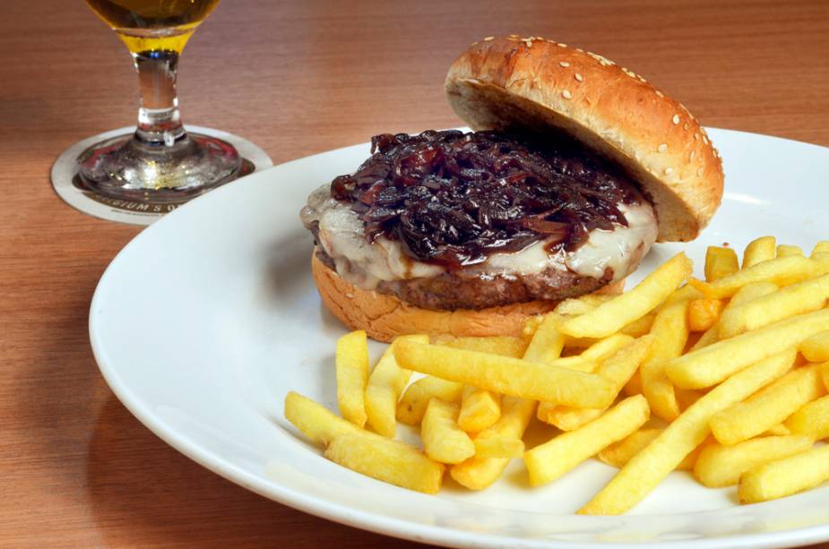 O <a href="https://www.namata.com.br/namata/" rel="Na Mata Café">Na Mata Café</a> (Rua da Mata 70 - Itaim Bibi) irá servir um hambúrguer de picanha com mussarela de búfala derretida e geleia de cebola no pão com gergelim O <a href="https://www.namata.com.br/namata/" rel="Na Mata Café">Na Mata Café</a> (Rua da Mata 70 - Itaim Bibi) irá servir um hambúrguer de picanha com mussarela de búfala derretida e geleia de cebola no pão com gergelim