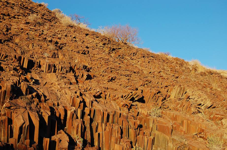 <strong><a href="https://www.judy.com.br/" rel="JUDY" target="_blank">JUDY</a></strong> <strong>O QUE ELA FAZ POR VOCÊ</strong> Percorre as paisagens da Namíbia. <strong>PACOTE</strong> Em nove noites confortáveis, o tour passa por Swakopmund, no Atlântico; Sossusvlei, de majestosas dunas alaranjadas; Damaraland e suas formações rochosas; Etosha, para um safári; e Windhoek. Entre os passeios, há visita a uma vila do povo Damara e ao aglomerado de rochas Organ Pipes (foto). Desde US$ 2 299 (sem aéreo). <strong><a href="https://www.judy.com.br/" rel="JUDY" target="_blank">JUDY</a></strong> <strong>O QUE ELA FAZ POR VOCÊ</strong> Percorre as paisagens da Namíbia. <strong>PACOTE</strong> Em nove noites confortáveis, o tour passa por Swakopmund, no Atlântico; Sossusvlei, de majestosas dunas alaranjadas; Damaraland e suas formações rochosas; Etosha, para um safári; e Windhoek. Entre os passeios, há visita a uma vila do povo Damara e ao aglomerado de rochas Organ Pipes (foto). Desde US$ 2 299 (sem aéreo).