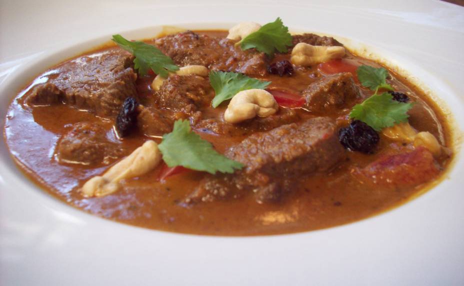 <strong>Nam Thai (Rio de Janeiro):</strong> se a proposta for inovar no jantar do Dia dos Namorados, um restaurante tailandês, como o Nam Thai, pode ser uma boa pedida. Com receitas que prometem ser afrodisíacas, o cardápio elaborado pelo chef David Zisman, pretende despertar os sentidos começando pela entrada, com ostras do dia com galantina de capim limão (R$ 6, cada). No prato principal a tradicional receita de filé mignon birmanes com curry de pasta vermelha (foto; R$ 55). Para adoçar o paladar, será servido como sobremesa um duo de manga, abacaxi e creme de tapioca (R$ 18).<br /> <br /> <strong>Onde:</strong> Rua Rainha Guilhermina, 95-b, Leblon, Rio de Janeiro/RJ <strong>Horário de funcionamento: </strong>das 12h às 16h e das 19h à 0h <strong>Telefone:</strong> (21) 2259-2962 <strong>Nam Thai (Rio de Janeiro):</strong> se a proposta for inovar no jantar do Dia dos Namorados, um restaurante tailandês, como o Nam Thai, pode ser uma boa pedida. Com receitas que prometem ser afrodisíacas, o cardápio elaborado pelo chef David Zisman, pretende despertar os sentidos começando pela entrada, com ostras do dia com galantina de capim limão (R$ 6, cada). No prato principal a tradicional receita de filé mignon birmanes com curry de pasta vermelha (foto; R$ 55). Para adoçar o paladar, será servido como sobremesa um duo de manga, abacaxi e creme de tapioca (R$ 18).<br /> <br /> <strong>Onde:</strong> Rua Rainha Guilhermina, 95-b, Leblon, Rio de Janeiro/RJ <strong>Horário de funcionamento: </strong>das 12h às 16h e das 19h à 0h <strong>Telefone:</strong> (21) 2259-2962