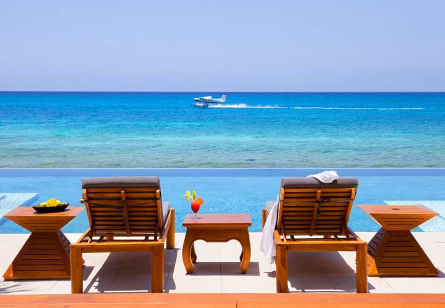 O mar do Caribe ganha contornos cinematográficos a partir da piscina, de onde se pode observar lanchas e barcos. O azul intenso de ambos faz com que eles pareçam se complementar