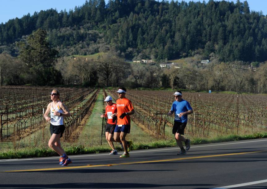 <a href="https://www.napavalleymarathon.org" rel="Maratona de Napa Valley" target="_blank"><strong>Maratona de Napa Valley</strong></a> <strong>– 3 de março de 2013 </strong><strong>–</strong><strong> Napa, Califórnia</strong> <br /> Um dos mais importantes produtores de vinho dos <a href="https://viajeaqui.abril.com.br/paises/estados-unidos" rel="Estados Unidos" target="_blank">Estados Unidos</a>, o condado de <strong>Napa</strong>, na <strong>Califórnia</strong>, receberá a 35ª edição da <strong>Maratona de Napa Valley</strong> no ano que vem. A prova acontece praticamente por toda a extensão da Silverado Trail, desde a pequena – e elevada cidade – Calistoga, até Napa, passando por todo o vale e as plantações de uva do local. Há a opção da corrida de cinco quilômetros mais recreativa, que começa uma hora depois da prova oficial. Napa é um lugar perfeito para conhecer vinícolas, provar excelentes vinhos e curtir o clima agradável das pequenas cidades dos Estados Unidos. O clima da época em que a corrida acontece – em março – ainda é frio, ideal para bons jantares com vinho. As cidades da região contam com spas, além de outras atividades que se pode fazer lá, como passear de bicicleta pelo vale, ou jogar golfe no <a href="https://www.chardonnaygolfclub.com/" rel="Chardonnay Golf Club" target="_blank">Chardonnay Golf Club</a> (2555 Jameson Canyon Road, Napa, CA). A próxima corrida será no dia 3 de março de 2013, mas as inscrições pelo <a href="https://www.napavalleymarathon.org" rel="site da Maratona de Napa Valley" target="_blank">site da Maratona de Napa Valley</a> ainda não abriram. <a href="https://www.napavalleymarathon.org" rel="Maratona de Napa Valley" target="_blank"><strong>Maratona de Napa Valley</strong></a> <strong>– 3 de março de 2013 </strong><strong>–</strong><strong> Napa, Califórnia</strong> <br /> Um dos mais importantes produtores de vinho dos <a href="https://viajeaqui.abril.com.br/paises/estados-unidos" rel="Estados Unidos" target="_blank">Estados Unidos</a>, o condado de <strong>Napa</strong>, na <strong>Califórnia</strong>, receberá a 35ª edição da <strong>Maratona de Napa Valley</strong> no ano que vem. A prova acontece praticamente por toda a extensão da Silverado Trail, desde a pequena – e elevada cidade – Calistoga, até Napa, passando por todo o vale e as plantações de uva do local. Há a opção da corrida de cinco quilômetros mais recreativa, que começa uma hora depois da prova oficial. Napa é um lugar perfeito para conhecer vinícolas, provar excelentes vinhos e curtir o clima agradável das pequenas cidades dos Estados Unidos. O clima da época em que a corrida acontece – em março – ainda é frio, ideal para bons jantares com vinho. As cidades da região contam com spas, além de outras atividades que se pode fazer lá, como passear de bicicleta pelo vale, ou jogar golfe no <a href="https://www.chardonnaygolfclub.com/" rel="Chardonnay Golf Club" target="_blank">Chardonnay Golf Club</a> (2555 Jameson Canyon Road, Napa, CA). A próxima corrida será no dia 3 de março de 2013, mas as inscrições pelo <a href="https://www.napavalleymarathon.org" rel="site da Maratona de Napa Valley" target="_blank">site da Maratona de Napa Valley</a> ainda não abriram.