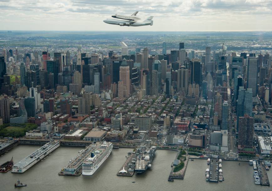 Cargueiro 747 traz acoplado o ônibus espacial Enterprise, que hoje está em exibição no Intrepid Sea, Air and Space Museum