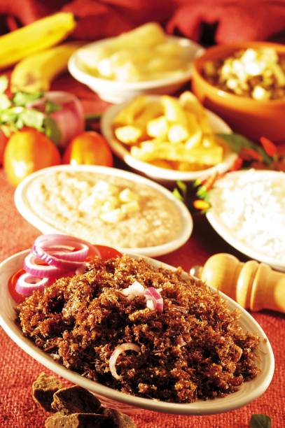 A carne &eacute; pilada manualmente com manteiga de garrafa, farinha e cebola roxa, e, depois, tostada na panela, no restaurante Pa&ccedil;oca de Pil&atilde;o
