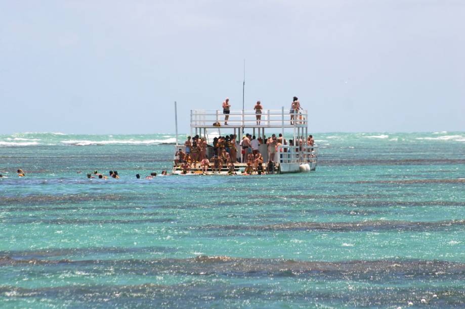 Um passeio de barco no mar de corais de <strong>Parrachos de Maracaja&uacute;</strong>, no distrito de Maxaranguape, a 57 quil&ocirc;metros de Natal