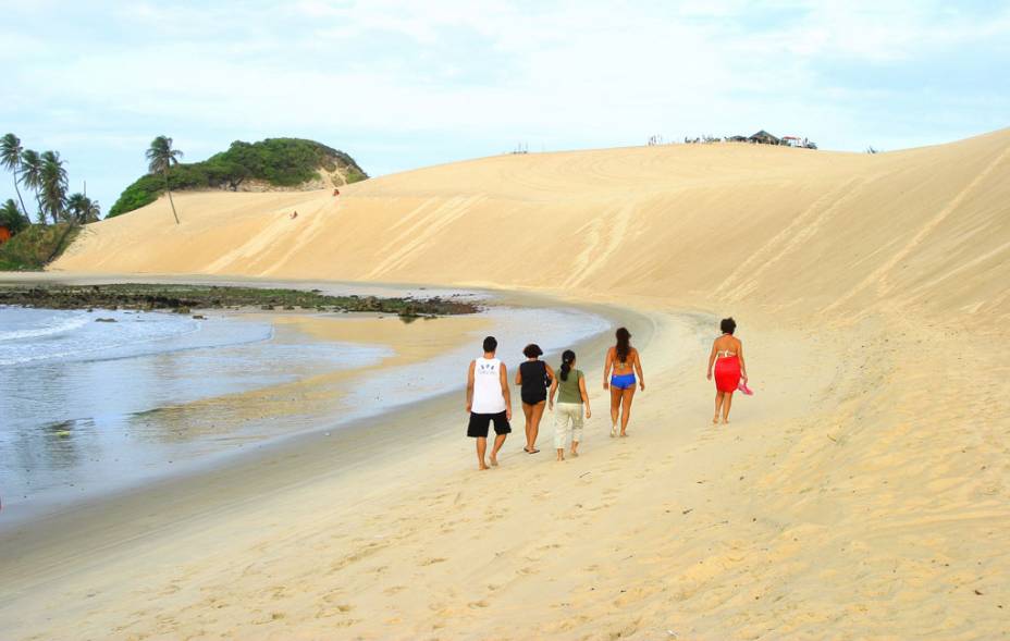 Caminhada pela praia de <strong>Genipabu</strong>