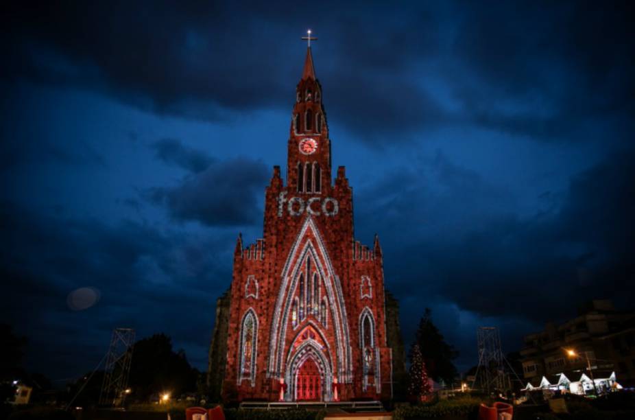<a href="https://viajeaqui.abril.com.br/cidades/br-rs-canela" target="_blank" rel="noopener"><strong>Canela (RS)</strong></a>O Sonho de Natal enche as ruas da vizinha de Gramado de novembro a janeiro. A programa&ccedil;&atilde;o &eacute; extensa e tem apresenta&ccedil;&otilde;es e paradas tem&aacute;ticas. Grande parte delas ocorre em frente &agrave; Igreja Matriz e na rua principal, onde a decora&ccedil;&atilde;o natalina &eacute; impec&aacute;vel em todos os detalhes<a href="https://www.booking.com/city/br/canela-rs-000.pt-br.html?aid=332455&label=viagemabril-natal" target="_blank" rel="noopener"><em>Veja hot&eacute;is em Canela (RS) no Booking.com</em></a>