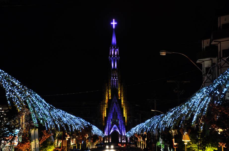 <strong>QUATRO NOITES COM NATAL LUZ EM <a href="https://viajeaqui.abril.com.br/cidades/br-rs-canela" rel="CANELA" target="_self">CANELA</a></strong>                <strong>ONDE:</strong> 4 noites no <a href="https://tissianicanela.com.br" rel="Tissiani" target="_blank">Tissiani</a>, com city tour em Canela e <a href="https://viajeaqui.abril.com.br/cidades/br-rs-gramado" rel="Gramado" target="_self">Gramado</a>, tour pelos vinhedos e ingresso em arquibancada para o Natal Luz.                <strong>QUANDO: </strong>Em 18/11.                <strong>QUEM LEVA:</strong> A <a href="https://flot.com.br" rel="FLOT" target="_blank">FLOT</a>                 <strong>QUANTO:</strong> R$ 2 342